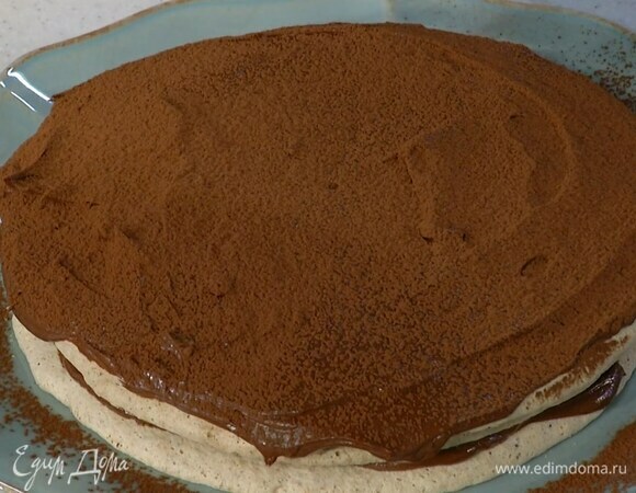 Смазать коржи шоколадным кремом и уложить друг на друга, верхний корж смазать оставшимся кремом и через ситечко посыпать какао.<br />
 