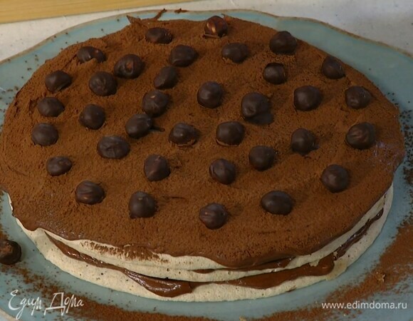 Украсить торт орехами в шоколаде.