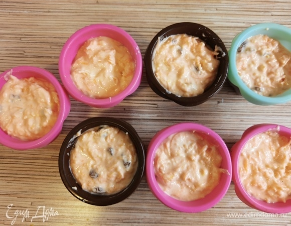 Разложить по формочкам, заполнив их на 2/3. У меня силиконовые, ничем не смазывала. Выпекать при 180°C 50 минут.