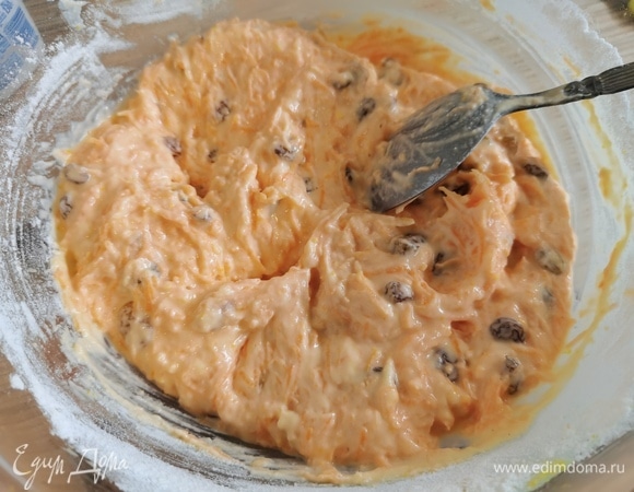 Морковь натереть на мелкой терке. Сложить в глубокую миску. Туда же добавить творог, цедру одного апельсина, сок, промытый изюм, яйца и заменитель сахара. Все тщательно перемешать и всыпать муку с разрыхлителем. Перемешать.