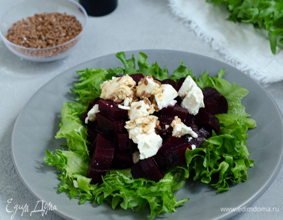 Свеклу отварить или запечь в духовке. Салат порвать на кусочки. Отварную свеклу и фету нарезать на кубики. Все смешать. 