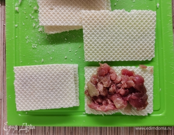 Вафли нарезать на одинаковые прямоугольники. В фарш добавить измельченный лук и соль с перцем. Перемешать. На одну вафлю положить ложку фарша, разровнять и накрыть второй вафлей.