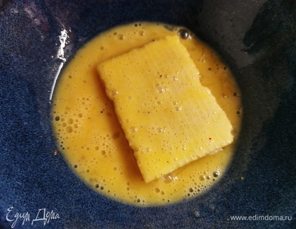 Яйца с солью и перцем взбить вилкой до однородности. Обмакнуть вафли с фаршем в яйцо с двух сторон.