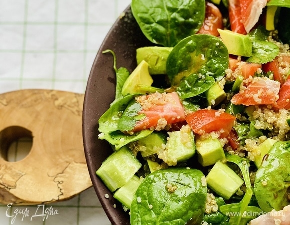 Смешать ингредиенты для заправки до однородности и полить ей салат.