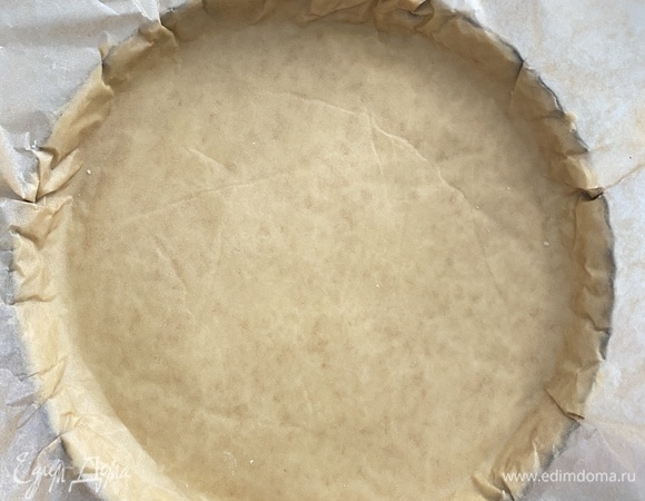 Муку просеять. Масло перетереть в крошку с мукой и солью. Добавить воду и быстро замесить однородное тесто. Убрать в холодильник на час. Охлажденное тесто раскатать между листами пергамента в пласт толщиной 3–4 мм. Переложить тесто в форму диаметром 24 см, прижать, обрезать края. Наколоть вилкой по всему периметру и убрать в морозилку на 15 минут.