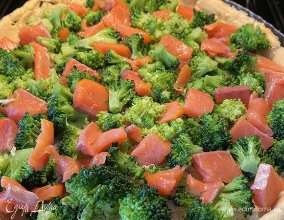 Филе форели отделить от шкурки, нарезать кубиками размером 1х1 см. Брокколи разобрать на соцветия, отварить в слегка подсоленной кипящей воде в течение 5 минут. Откинуть на дуршлаг, разобрать на еще более мелкие соцветия, все плотные стебли убрать. Яйца взбить со сливками венчиком до однородности, добавить по вкусу приправы. Соль я не добавляла, так как рыба уже соленая.