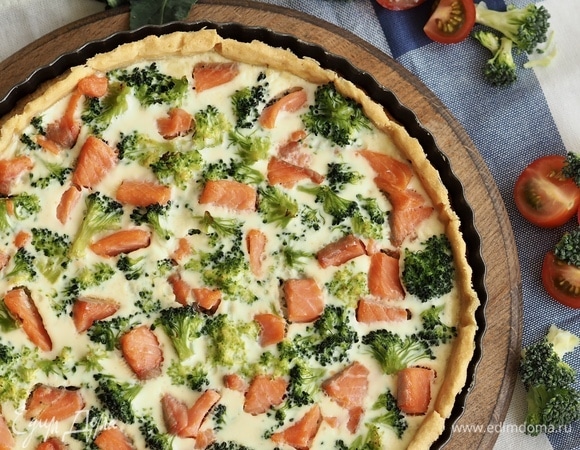 Запекать пирог еще 30–35 минут, до готовности. Подавать в теплом виде. Приятного аппетита!