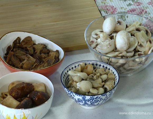 Сухие грибы заранее замочить, затем воду слить, грибы отжать.