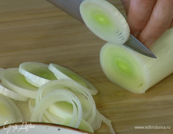 Светлую часть порея и очищенный шалот нарезать кружками.