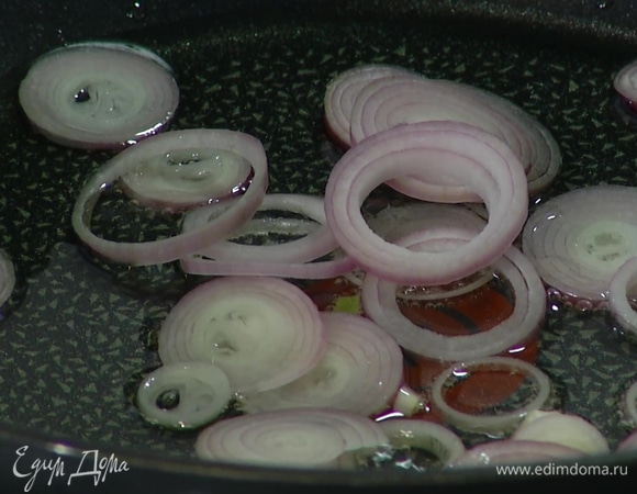 Разогреть в сковороде оливковое масло и слегка обжарить весь лук.