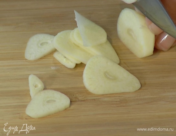 Чеснок почистить, мелко нарезать и добавить в сковороду, все немного посолить и обжарить. 