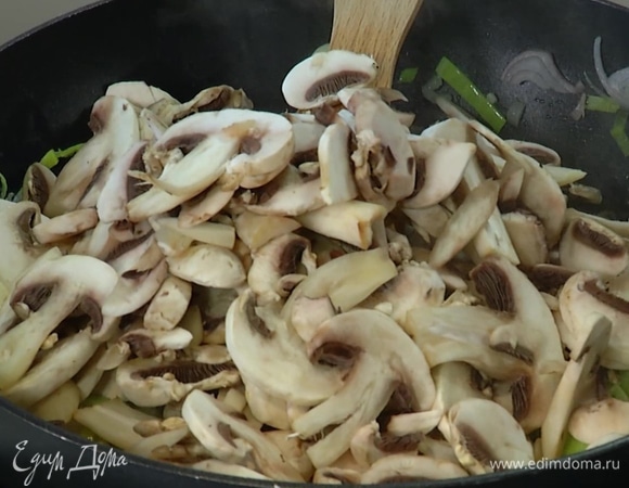 Шампиньоны нарезать ломтиками и выложить к луку, еще раз посолить, посыпать листьями тимьяна.