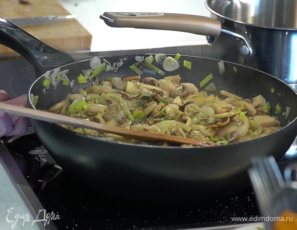 Вымоченные грибы, белые грибы и вешенки мелко нарубить, добавить в сковороду и, помешивая, прогревать на небольшом огне, пока вся вода не выпарится.