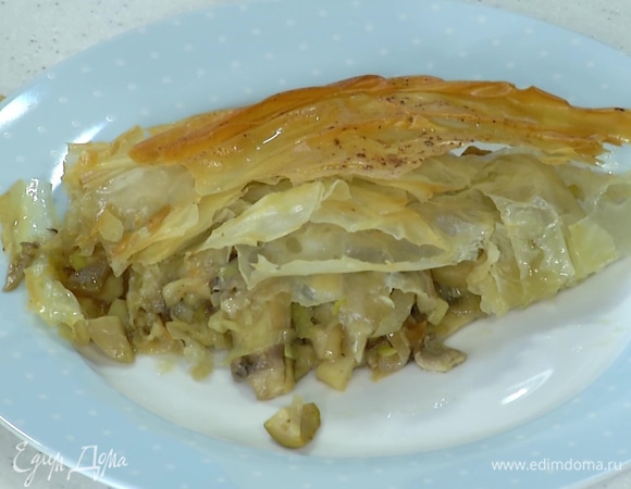 Выпекать пирог в разогретой духовке 20–30 минут до готовности. Перед подачей остудить. 