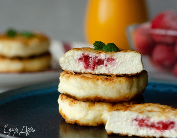 Ягоды разморозить, добавить сахар. Перебить блендером в пюре. Разложить пюре в формочки для льда. Заморозить.