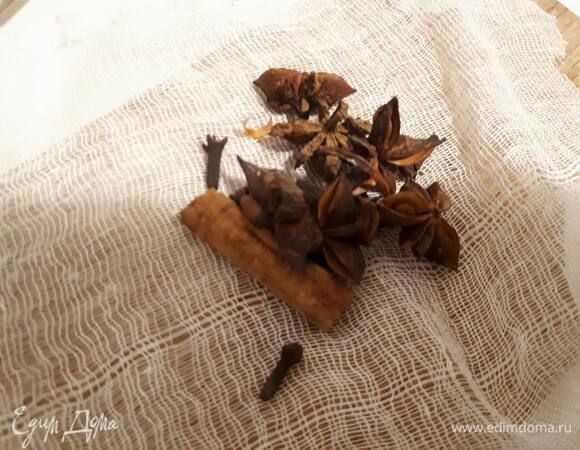 Сложите все специи в марлю и завяжите мешочком.