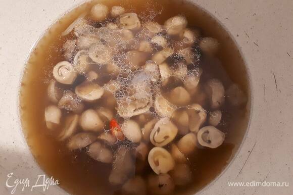 Разрежьте соломенные грибы пополам и добавьте в бульон. По желанию добавьте свежий перец. Доведите до кипения.