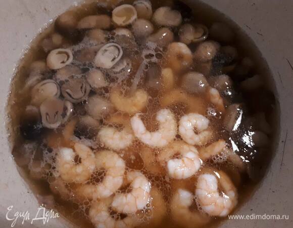 Затем добавьте креветки, доведите до кипения и снимите с огня.