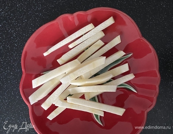 Пастернак нарезаем соломкой. Выкладываем на дно керамической формы для запекания.