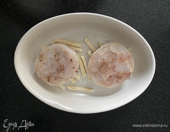 Филе хека обильно поливаем с двух сторон соком лимона и посыпаем смесью молотых перцев.