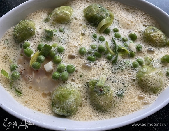 Взбиваем три яйца со щепоткой соли. Заливаем яичной смесью рыбу с овощами. Запекаем в духовке при 180°C 28 минут.