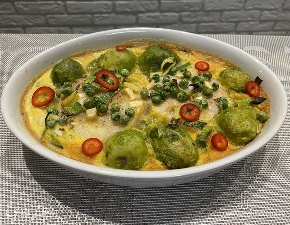 Готовое блюдо украшаем нарезанными кружочками перца.