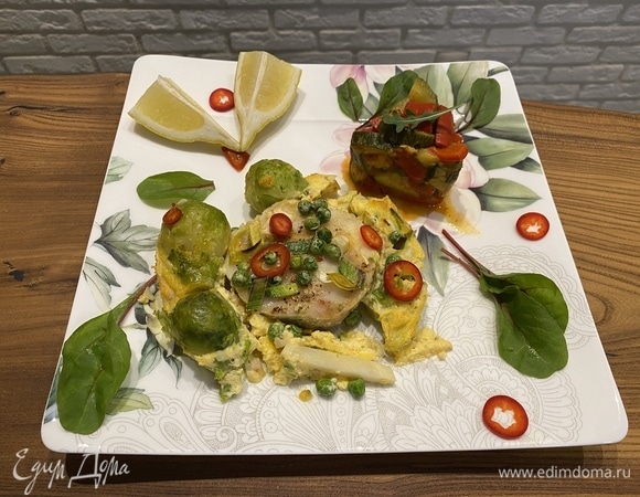 На гарнир подаем тушеные цукини с красным сладким перцем, помидорами, петрушкой с добавлением красного жгучего молотого перца.