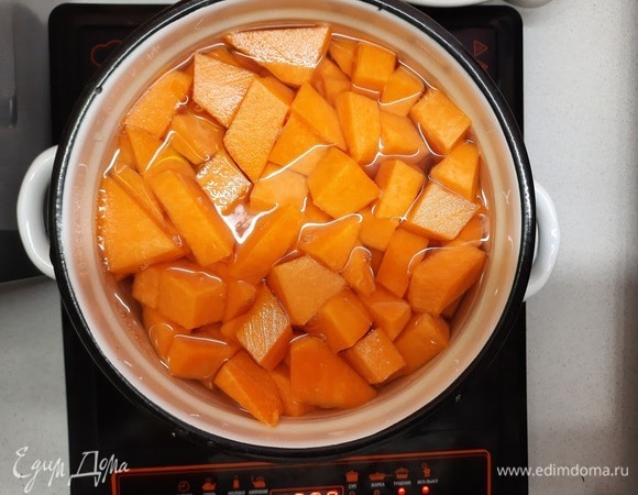 Тыкву нарезаем, отвариваем до готовности, сливаем через сито.