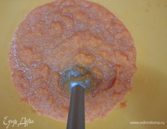 Пробиваем блендером и добавляем сметану.