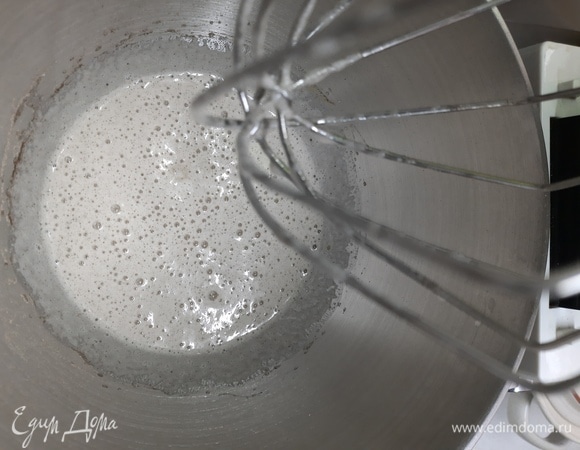 Яйца взбиваем с пряным сахаром.