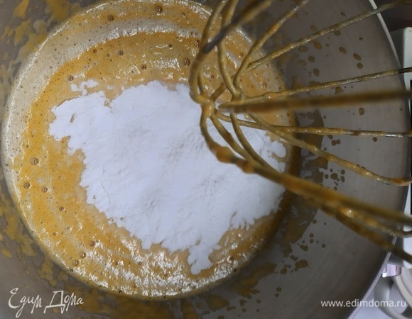 В яичную смесь вливаем тыквенно-сметанное пюре, добавляем муку, аккуратно смешиваем до однородности.