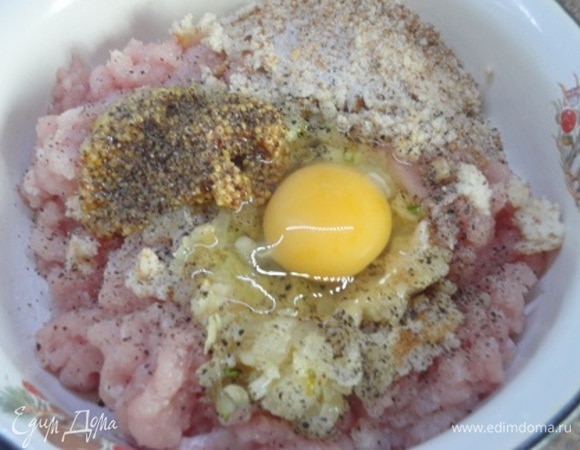 Лук мелко порубить и пожарить до прозрачности. Добавить рубленый чеснок, перемешать и убрать с плиты. Дать остыть. К фаршу добавить остывший лук и остальные ингредиенты. Горчицу можно брать русскую, острую. Перемешать и слегка отбить мясную массу.