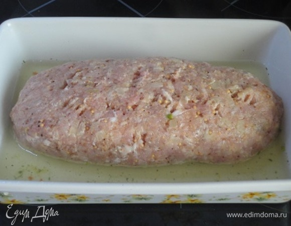 Переложить рулет в форму швом вниз и сделать сверху несколько проколов вилкой.