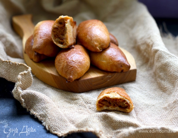 Выпекать в разогретой до 180°C духовке до золотистого цвета, примерно минут 25.