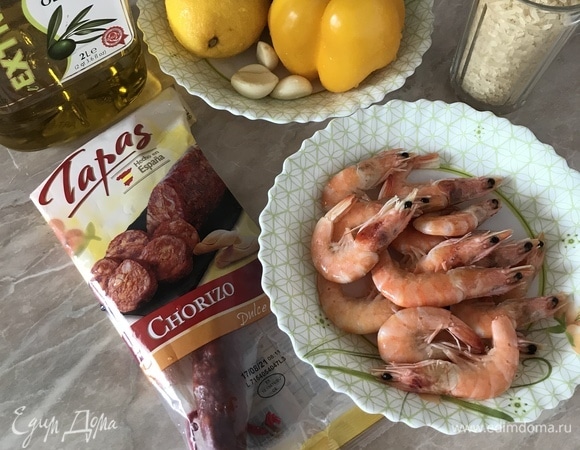 Подготовить ингредиенты. Чоризо нарезать тонкими кружочками. Зелень и чеснок порубить.