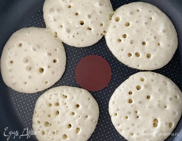 Все ингредиенты комнатной температуры! Взбиваем миксером яйцо с сахаром в пышную светлую массу. Добавляем кефир, растительное масло и еще раз взбиваем до однородности. Добавляем просеянную муку (150–170 г) и опять взбиваем, чтобы не осталось комочков. Смотрите обязательно на консистенцию готового теста! Мука у всех разная, бывает, что тесто густое вышло. Нужно добавить тогда еще немного кефира. У вас должна получиться консистенция жидкой сметаны. Добавляем соду, еще раз взбиваем недолго. Оставляем на 15 минут. Жарим на сухой сковороде и на среднем огне — это важно!