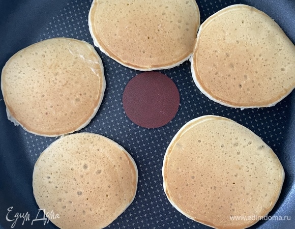 Как появятся дырочки, переворачиваем и жарим с другой стороны до румяной корочки.