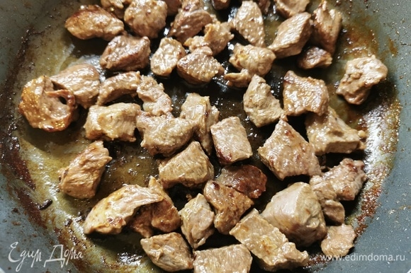 Обжарить мясо в сковороде (казане) до румяный корочки с небольшим количеством растительного масла.