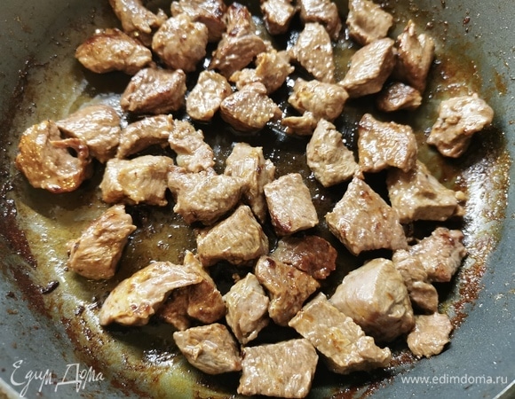 Обжарить мясо в сковороде (казане) до румяный корочки с небольшим количеством растительного масла.