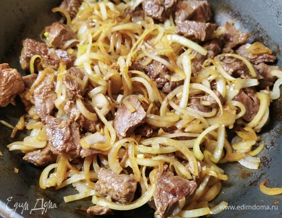 Лук нарезать полукольцами и добавить к мясу. Потушить до мягкости лука.