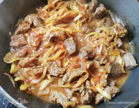 Добавляем мякоть помидора и томатную пасту, перемешиваем и тушим еще 5 минут.