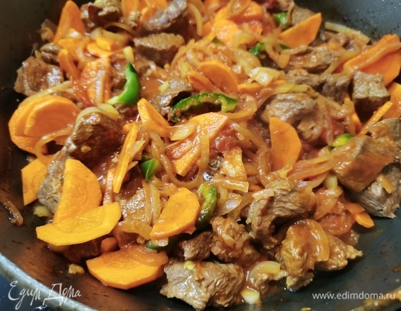 Добавляем в сковороду болгарский перец, нарезанный полукольцами, и морковь. Тушим еще пару минут.