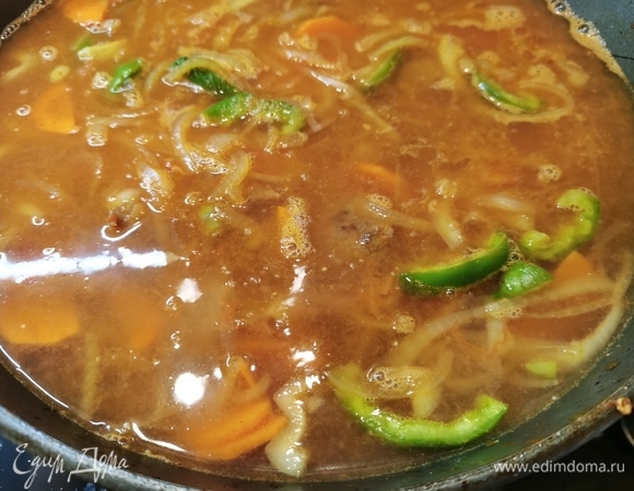 Солим и перчим по вкусу, заливаем горячей водой и тушим под крышкой 40 минут.