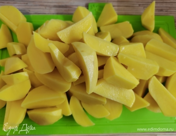 Картофель нарезаем на 4–6 частей.