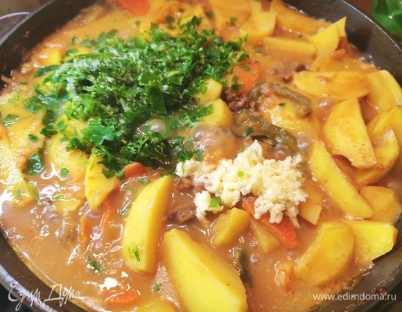 В конце добавляем измельченную зелень и чеснок, пропущенный через пресс. Дать покипеть 1 минуту и выключить. Приятного аппетита!