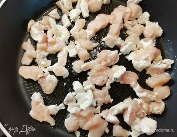 Куриное филе нарезать на мелкие кусочки. Обжарить пару минут на огне с небольшим количеством масла.