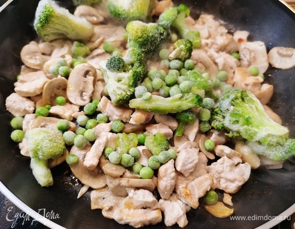 В сковороду добавить брокколи, горошек, измельченный чеснок. Потушить минут 5. Добавить муку и перемешать. Подождать, пока масса загустеет, и снять с огня. Остудить. Я в этот раз муку не добавляла, так как начинка не была водянистой.