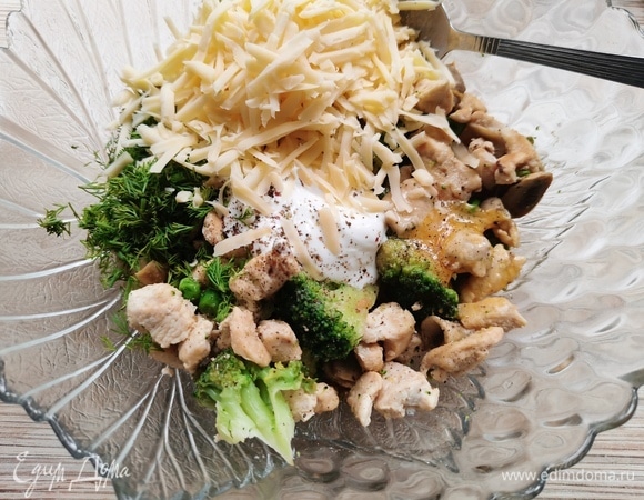 Начинку переложить в миску и немного остудить. Добавить 1 яйцо, 1 белок (желток оставить для смазывания теста), тертый сыр, сметану, соль и перец.