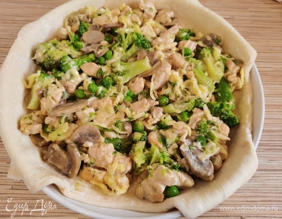 Выложить на тесто начинку. Уголки внутрь затянуть.