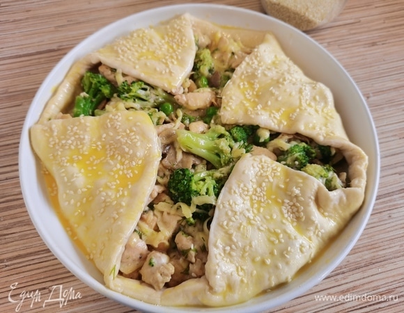 Смазать желтком и 1 ч. л. молока. Если яйцо осталось, осторожно залейте в начинку. Выпекать в разогретой духовке 40 минут при 180°C.